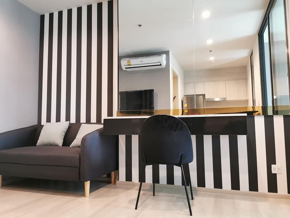 1635 – 102_living_room.jpg
