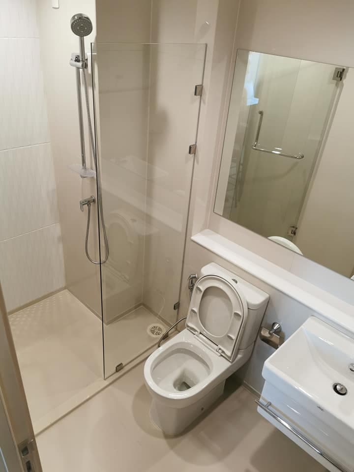 1635 – 302_bathroom.jpg