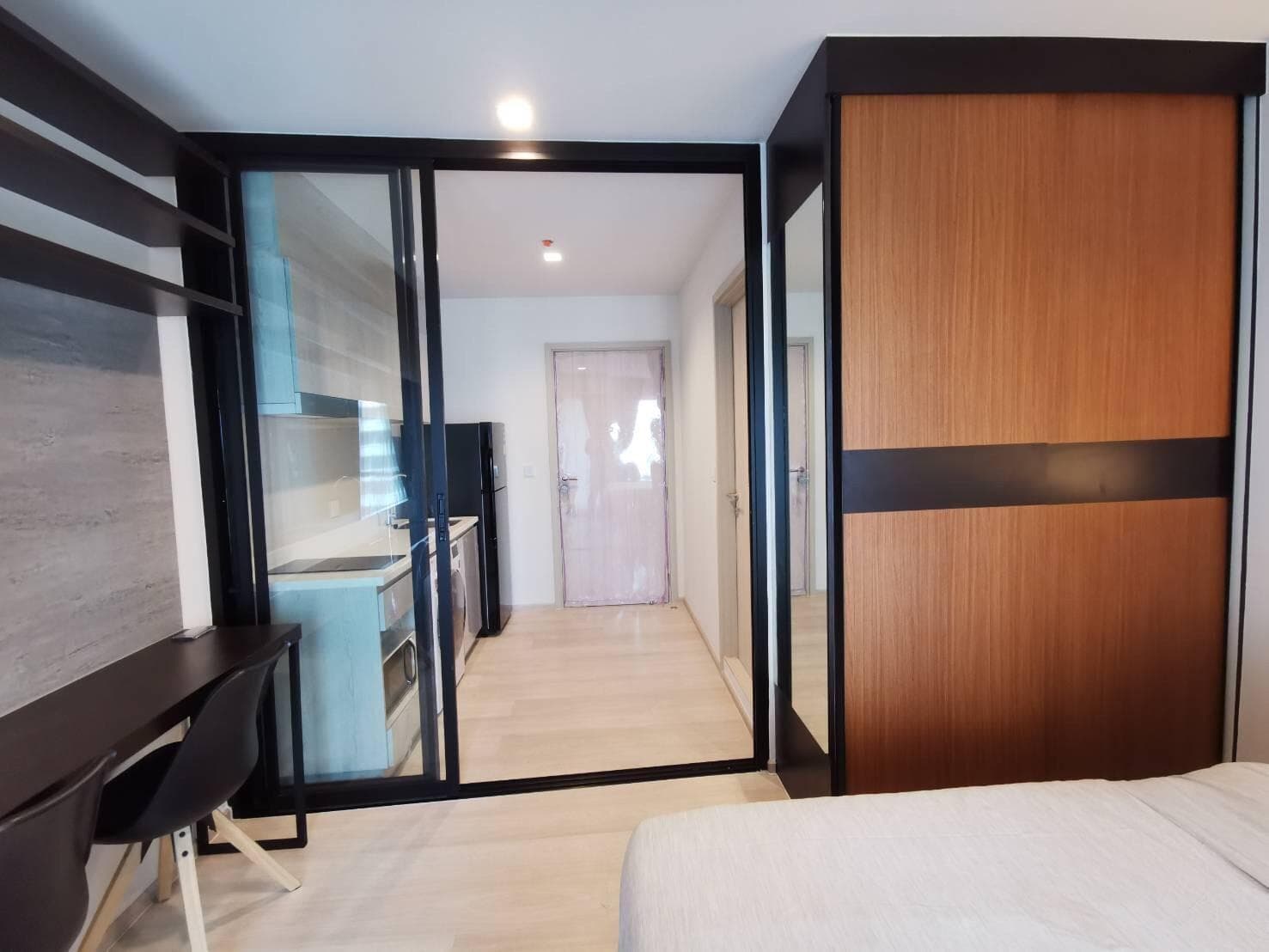 1642 – 203_bedroom.jpg