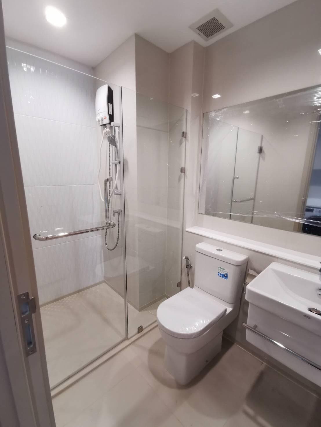 1642 – 301_bathroom.jpg
