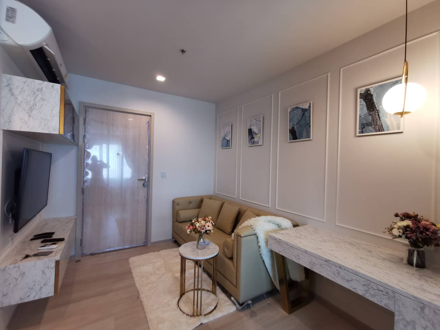 1645 – 101_living_room.jpg