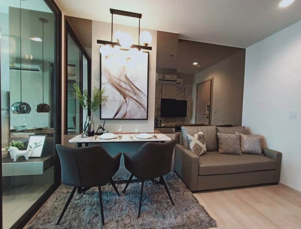 1649 – 102_living_room.jpg