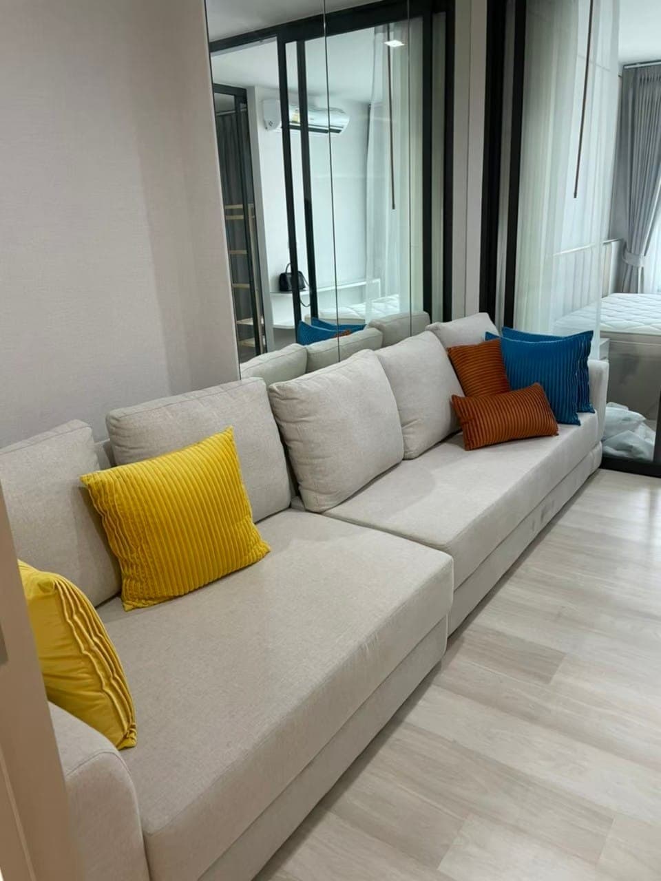 1651 – 101_living_room.jpg