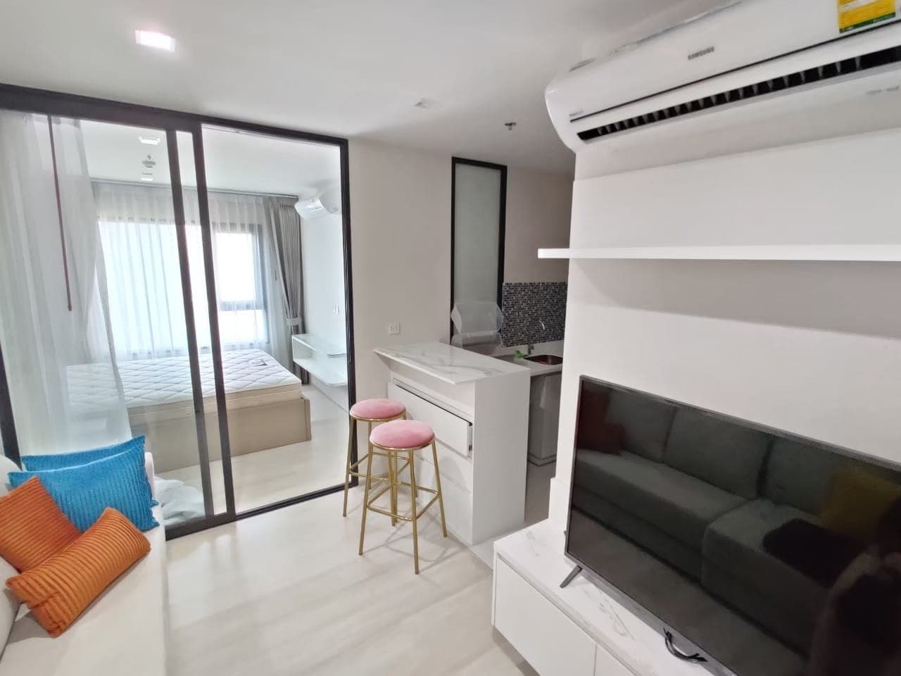 1651 – 102_living_room.jpg