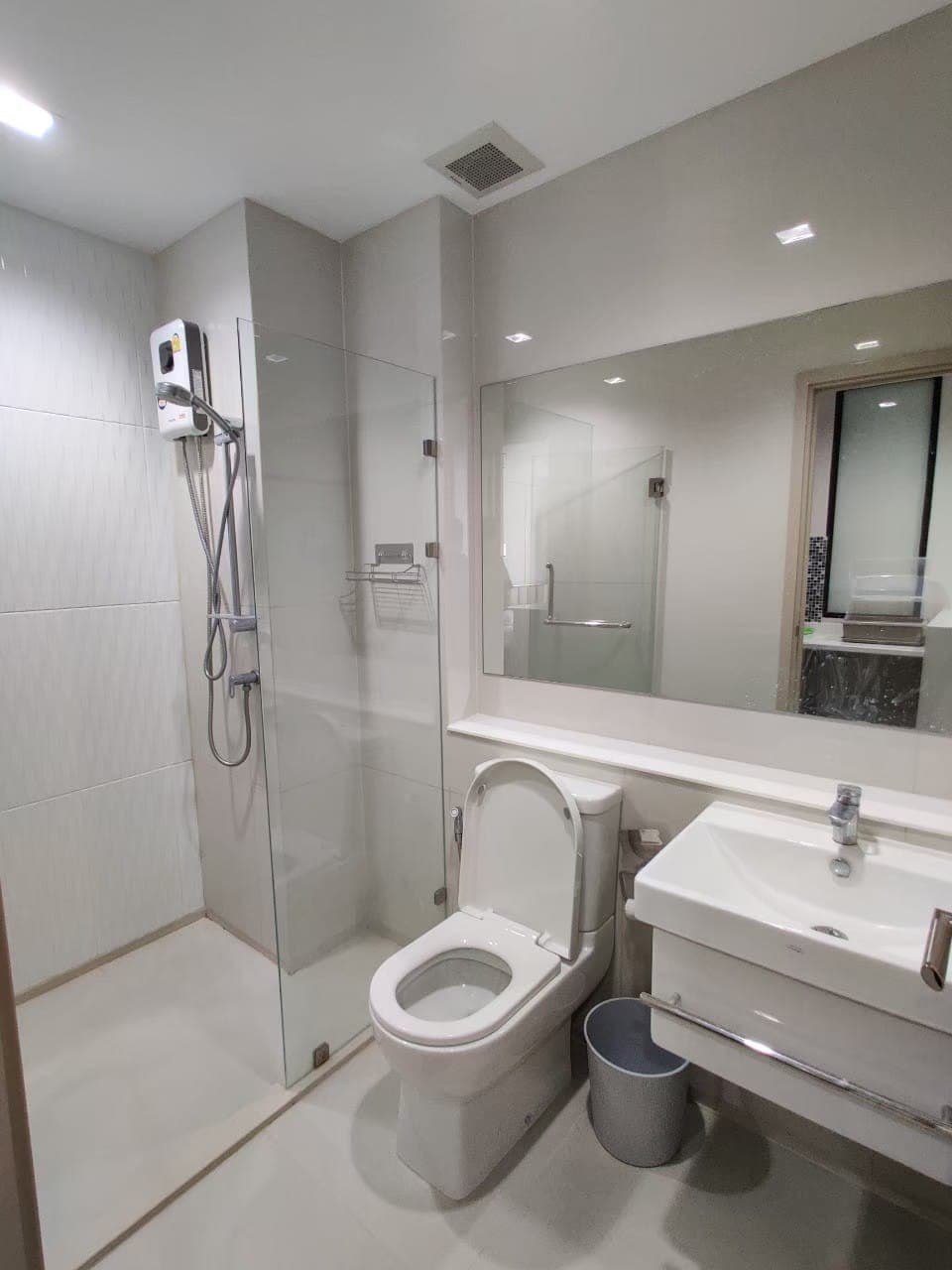 1651 – 301_bathroom.jpg