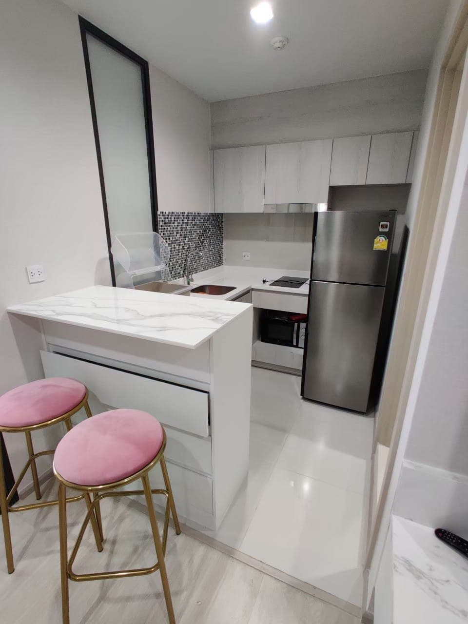 1651 – 402_kitchen.jpg