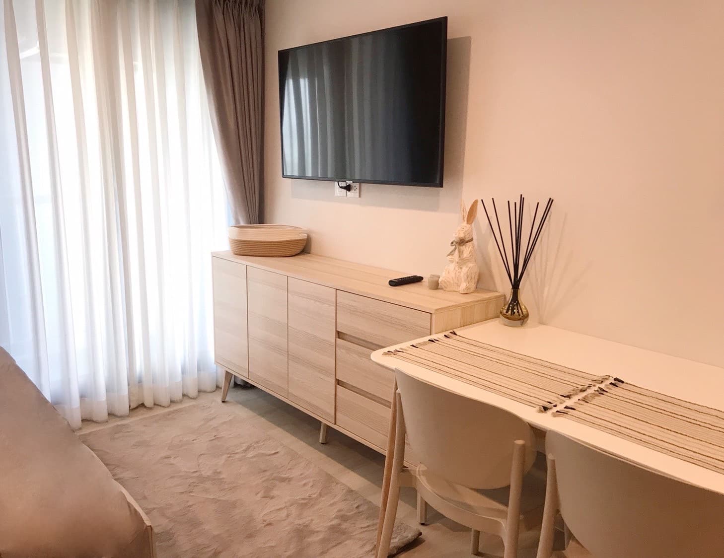 1652 – 102_living_room.jpg