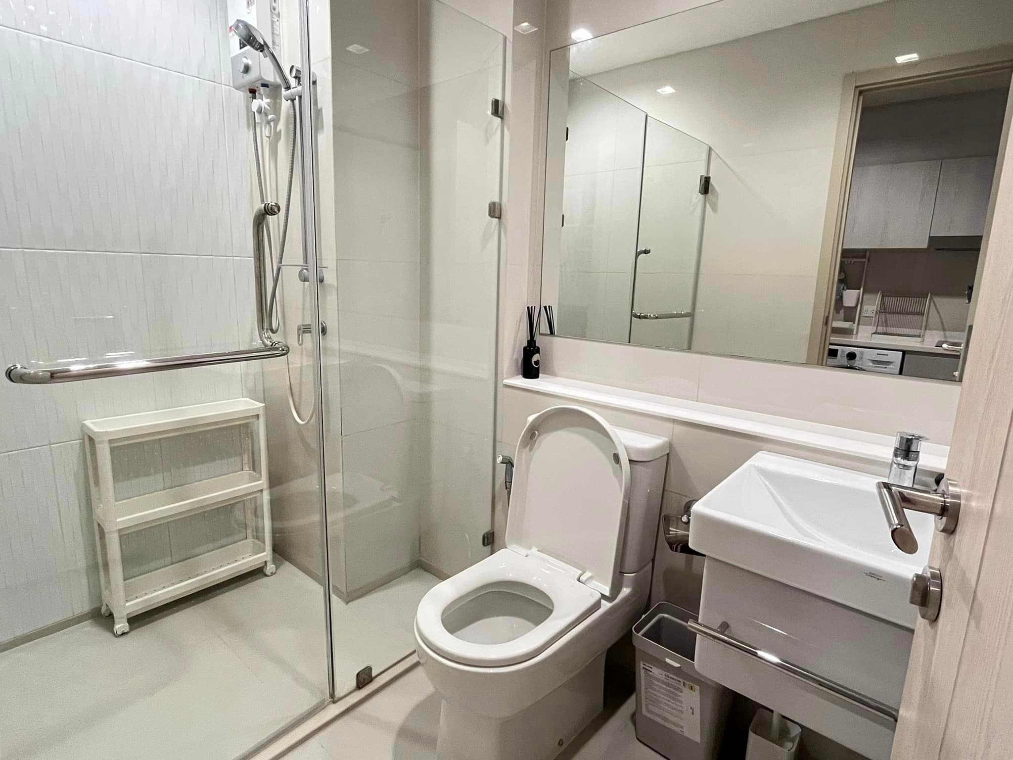 1655 – 301_bathroom.jpg