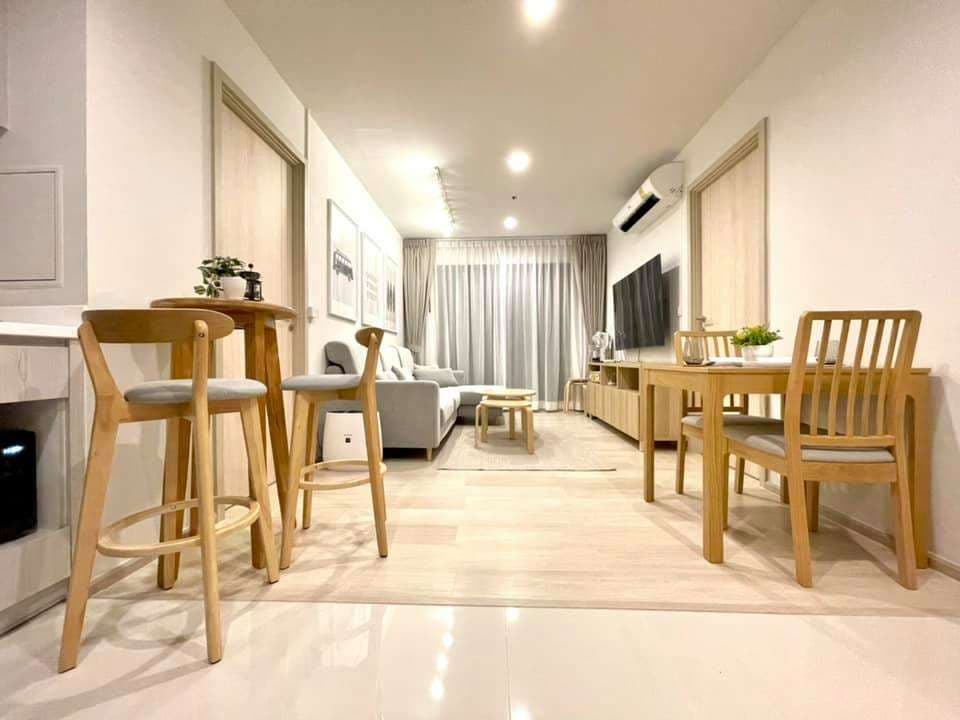 1663 – 107_living_room.jpg
