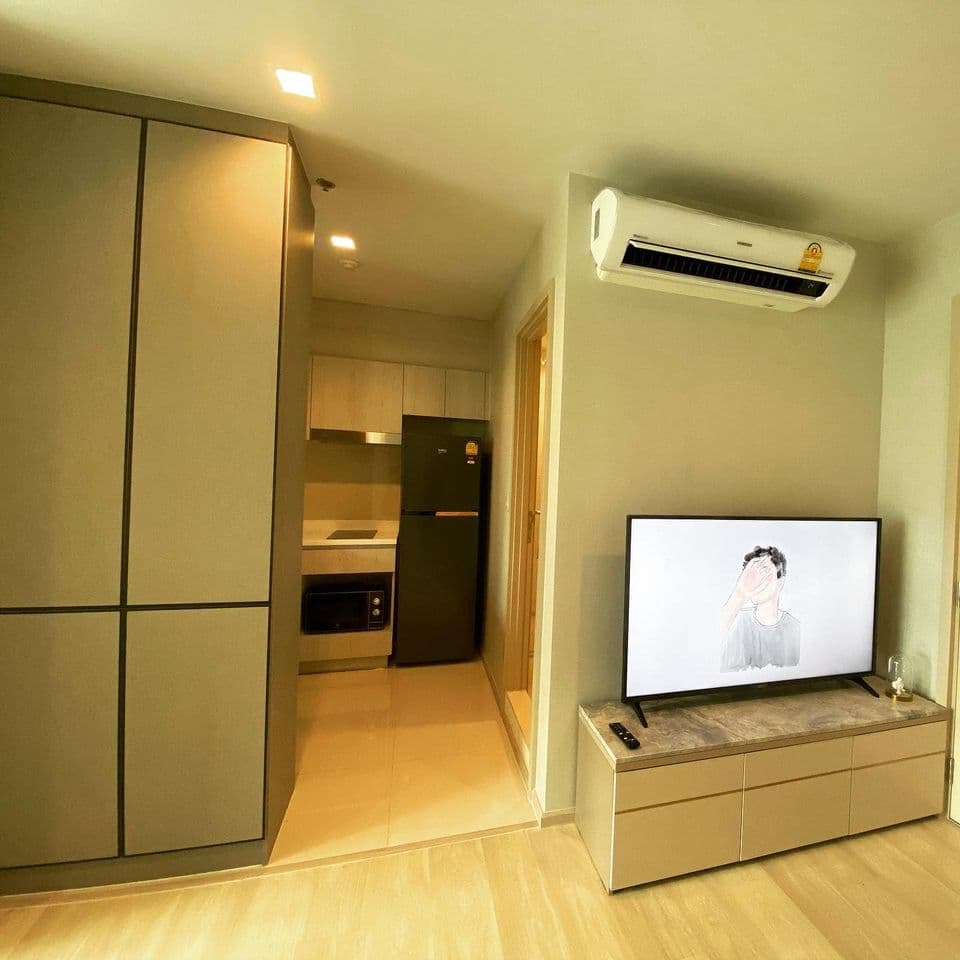 1669 – 102_living_room.jpg