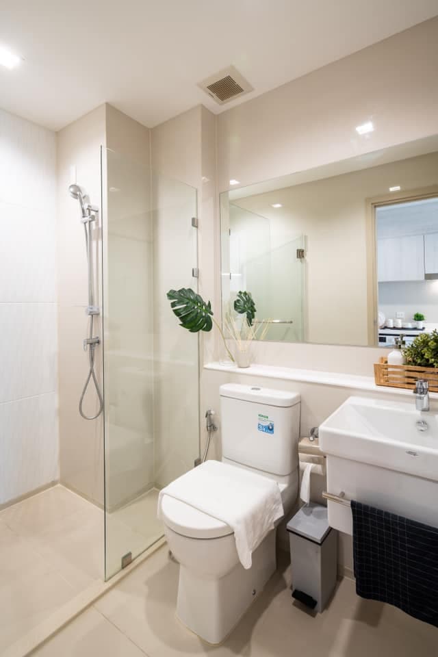 1670 – 301_bathroom.jpg