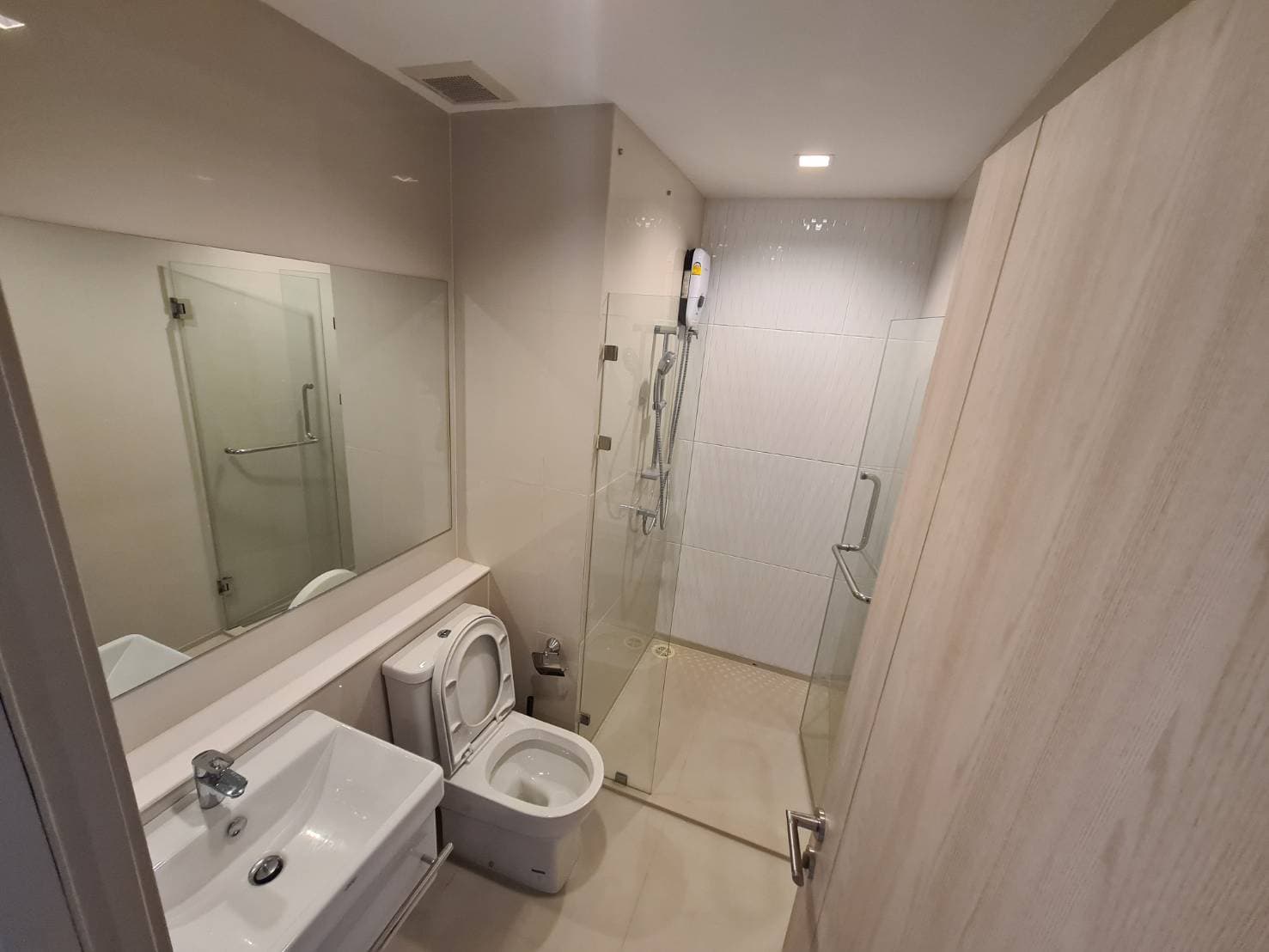 1674 – 301_bathroom.jpg