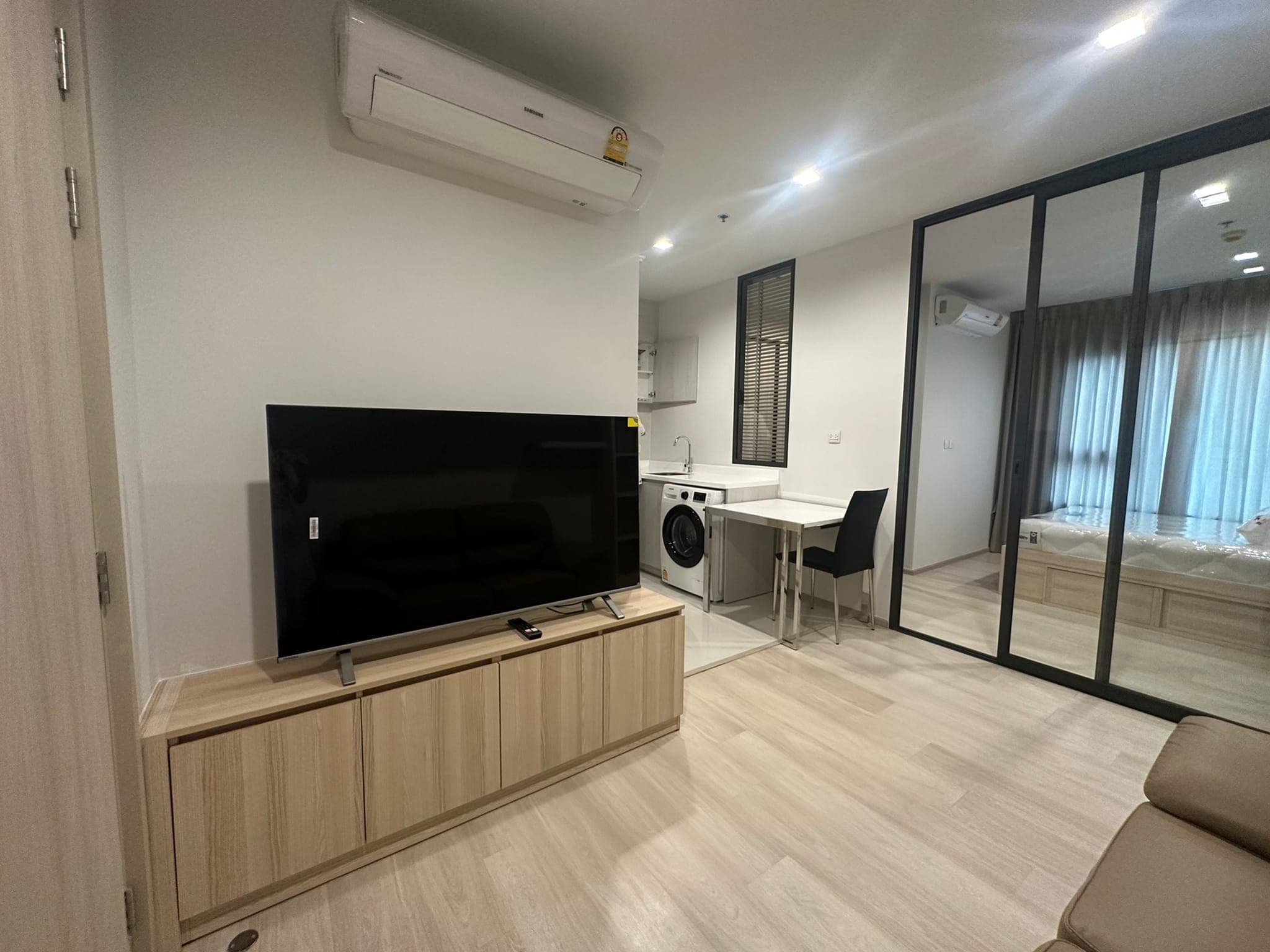 1675 – 102_living_room.jpg