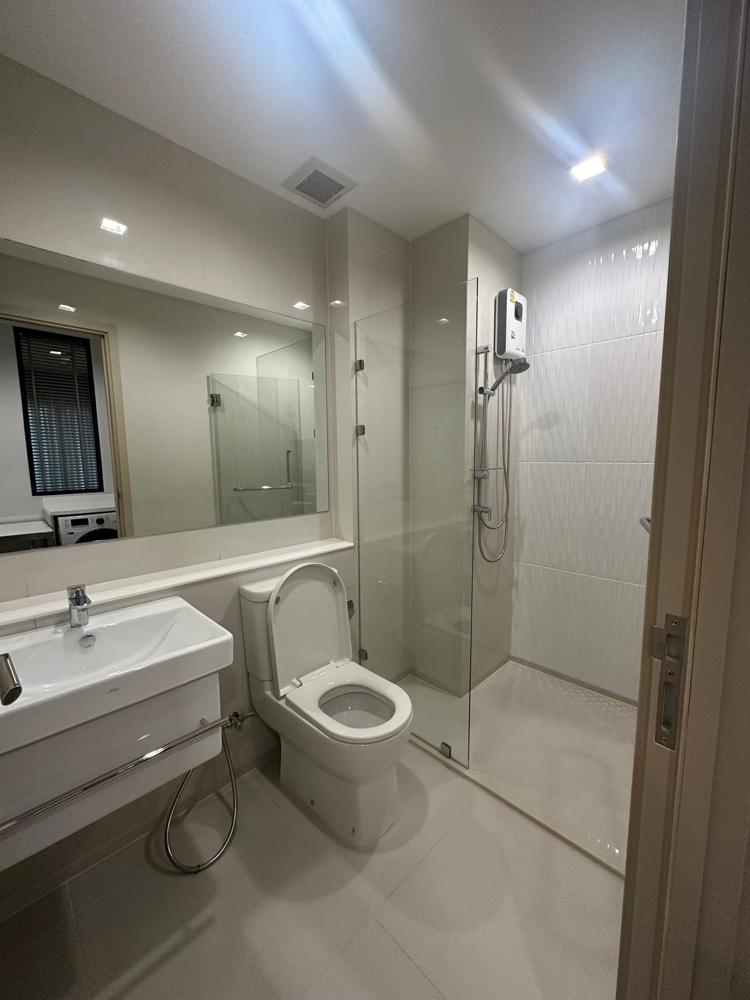 1675 – 301_bathroom.jpg