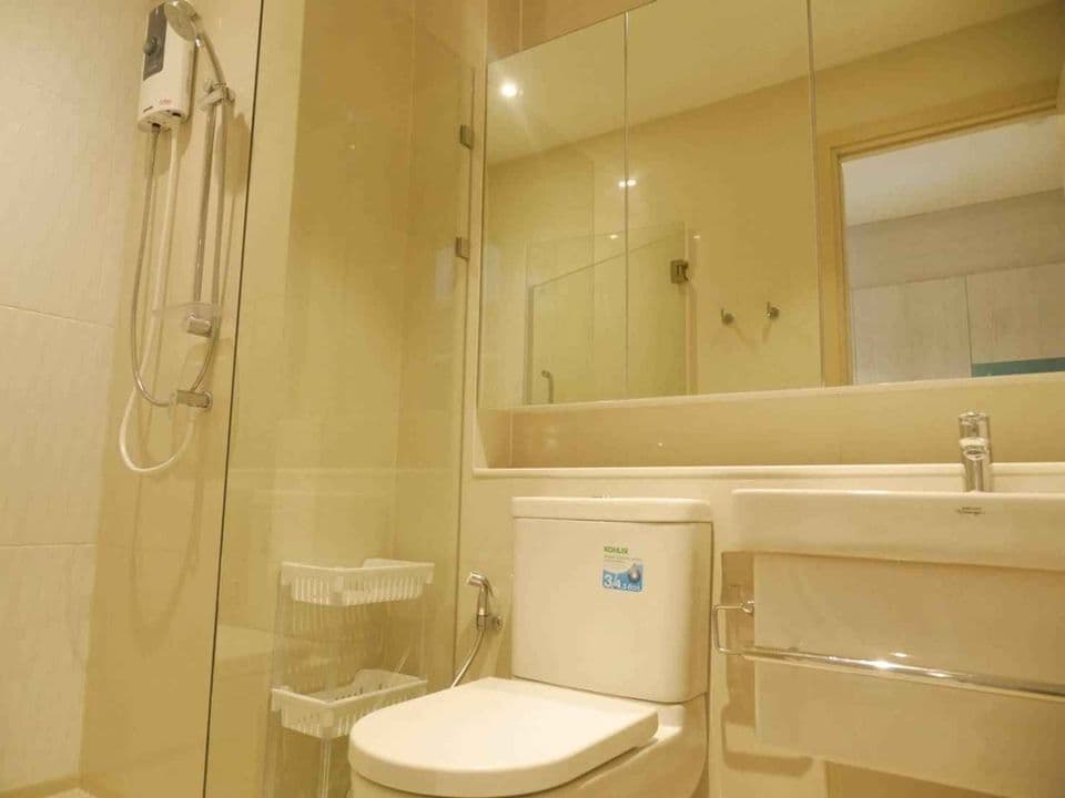 1677 – 301_bathroom.jpg