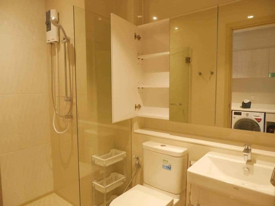 1677 – 302_bathroom.jpg