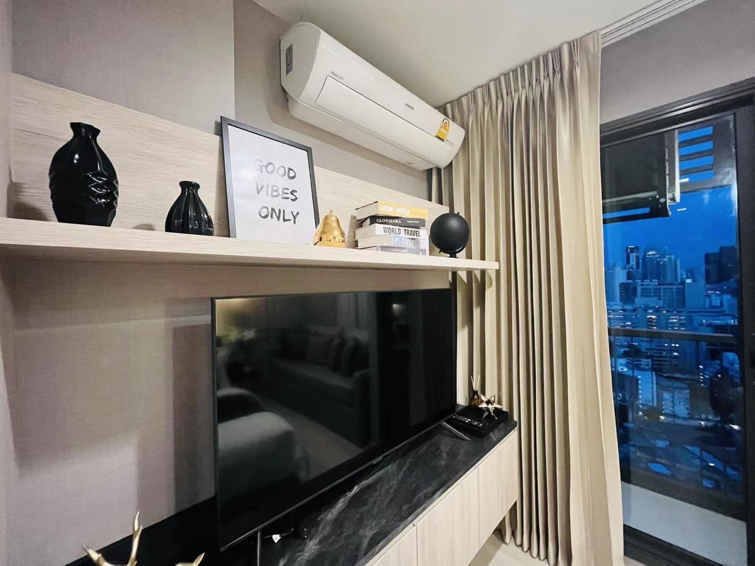 1979 – 105_living_room.jpg