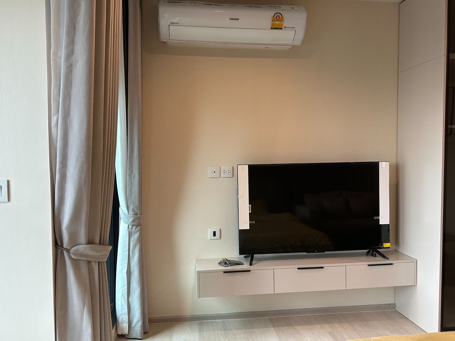 1982 – 103_living_room.jpg