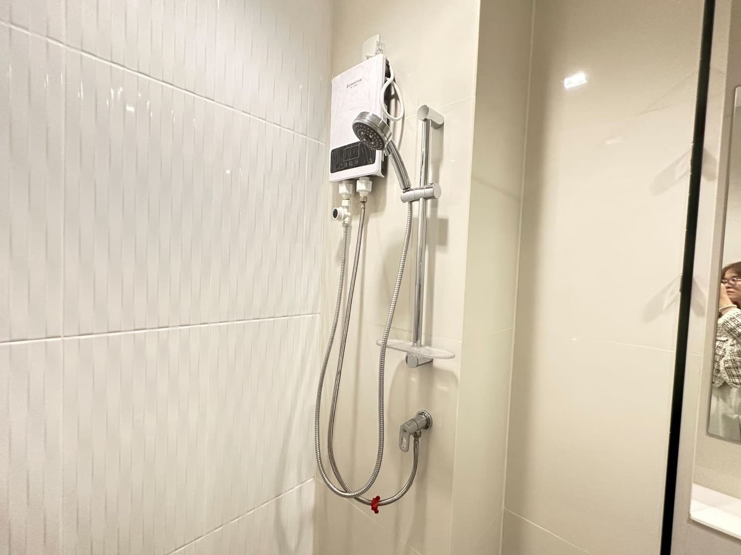 1982 – 302_bathroom.jpg