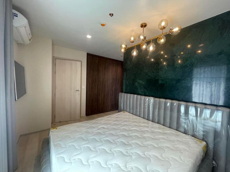 1983 – 203_bedroom.jpg