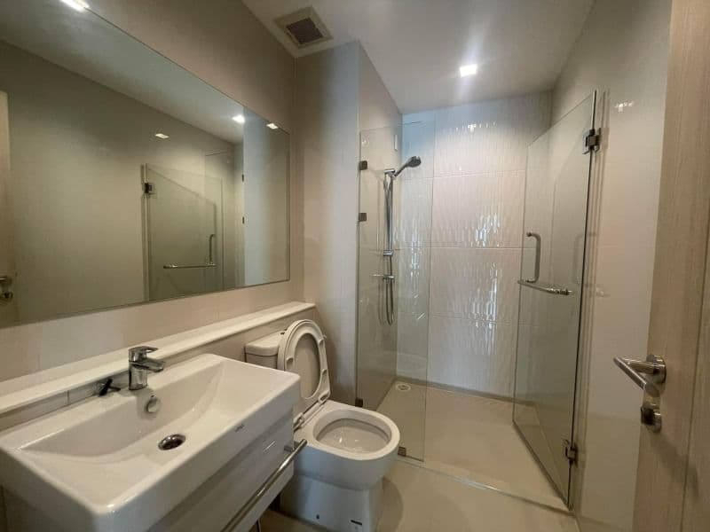 1983 – 303_bathroom.jpg