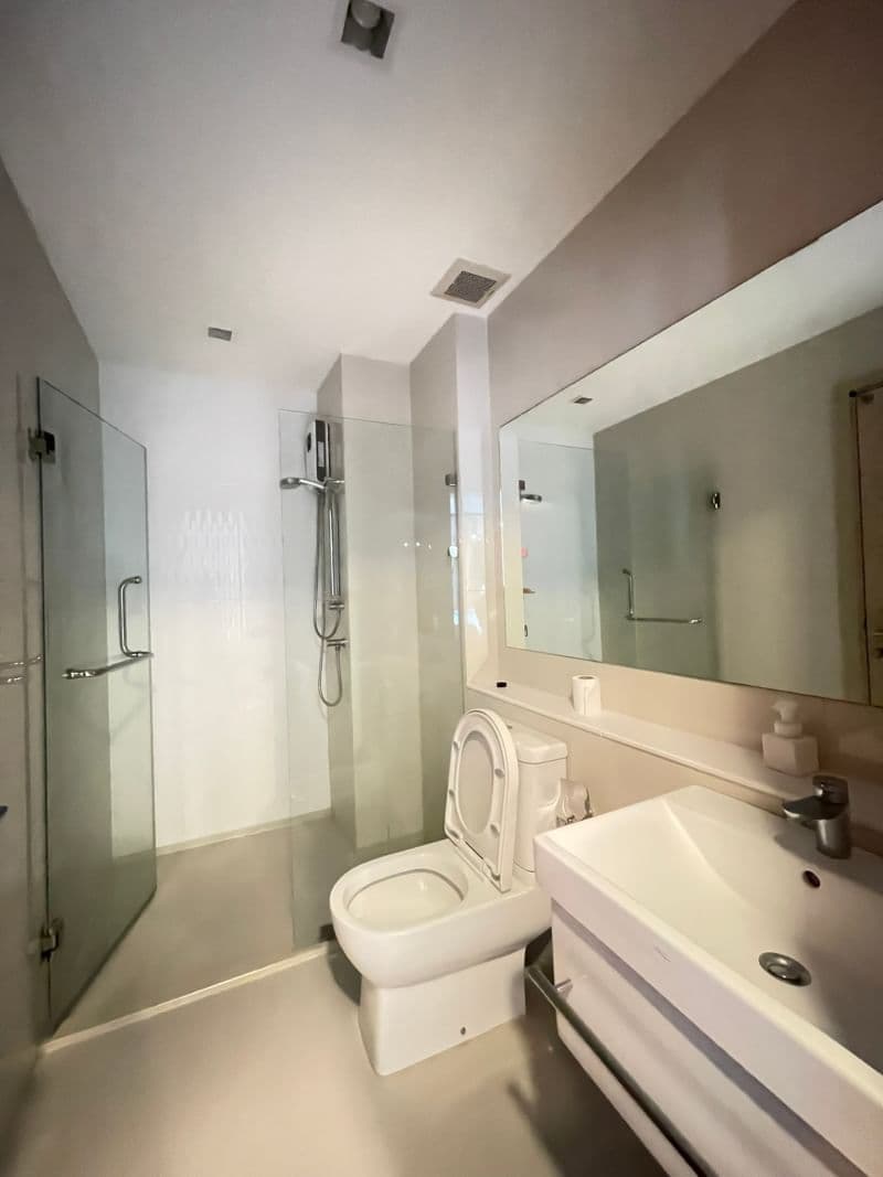 1984 – 301_bathroom.jpg