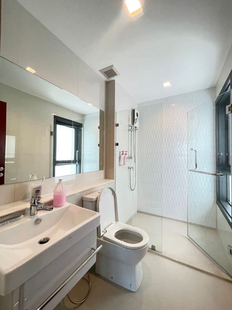 1984 – 302_bathroom.jpg