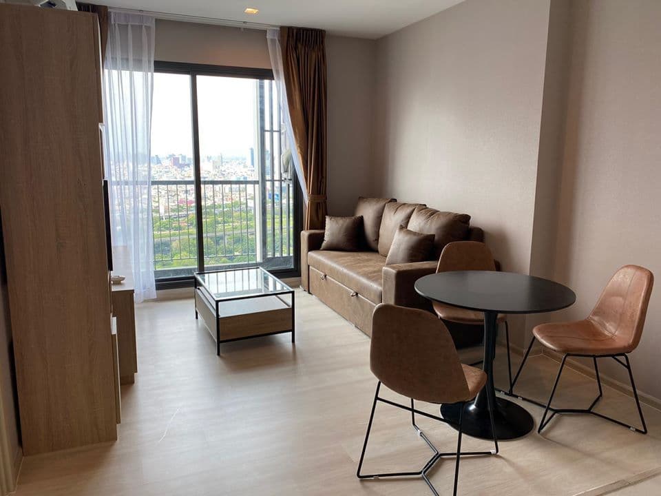 1986 – 102_living_room.jpg