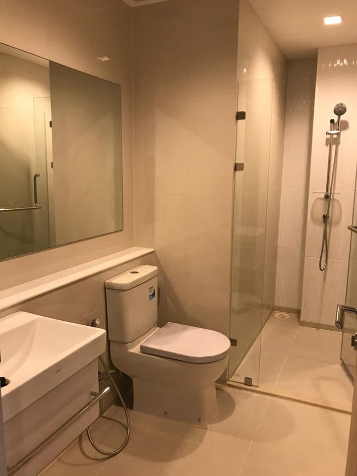 1986 – 301_bathroom.jpg