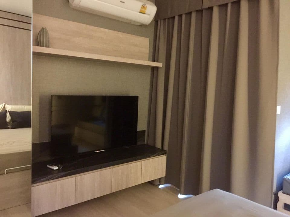 1987 – 202_bedroom.jpg