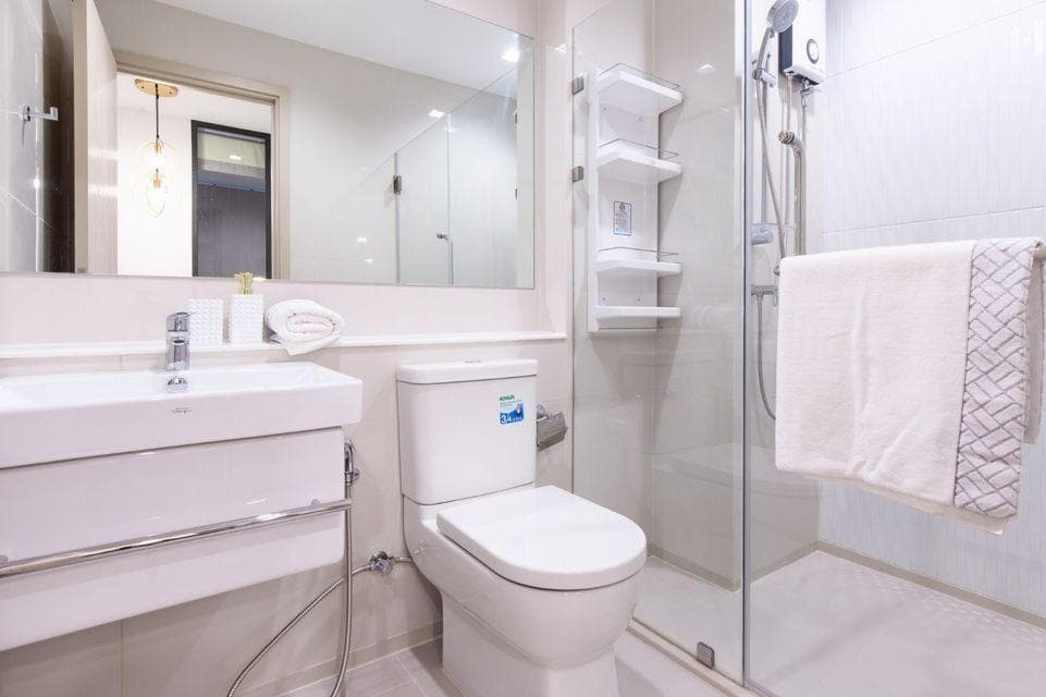 1988 – 302_bathroom.jpg